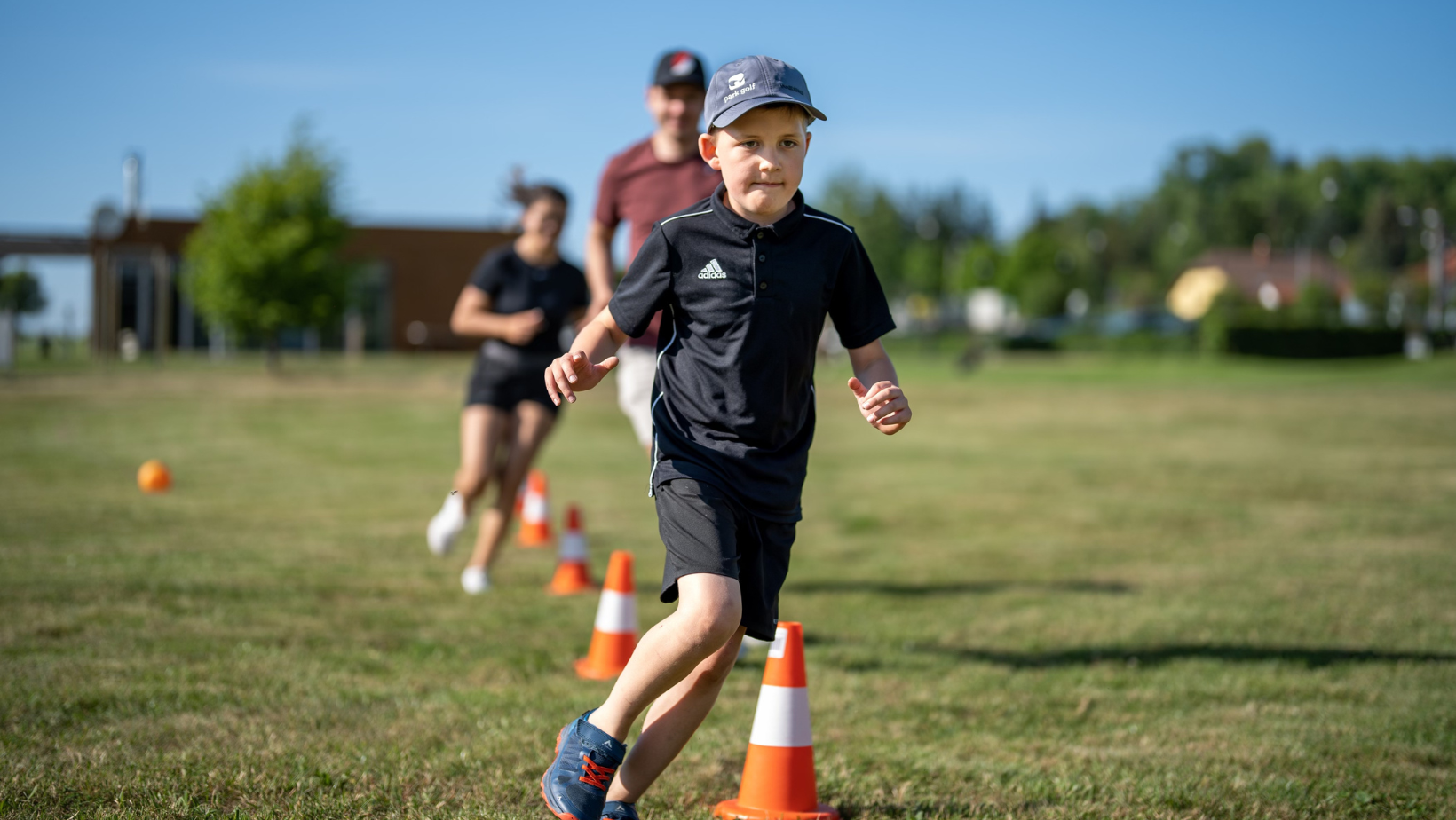 děti při pohybové hře během golfového tréninku