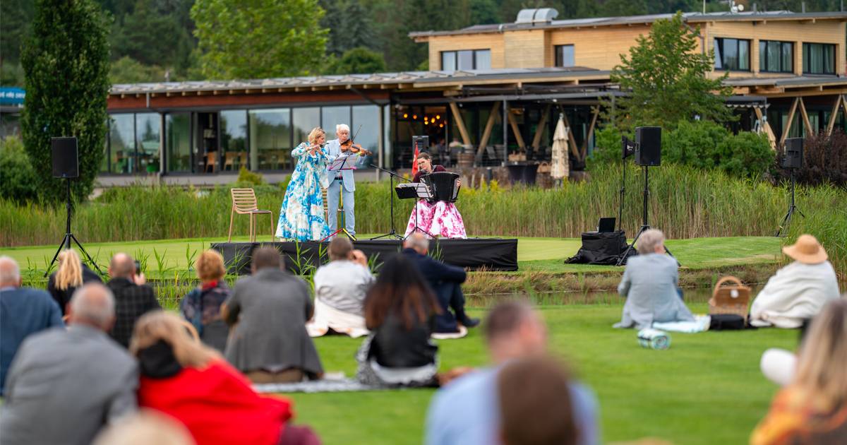 Tango pod širým nebem: Jaroslav Svěcený a jeho hosté odehráli ojedinělý koncert na ostrovní jamce Park Golfu